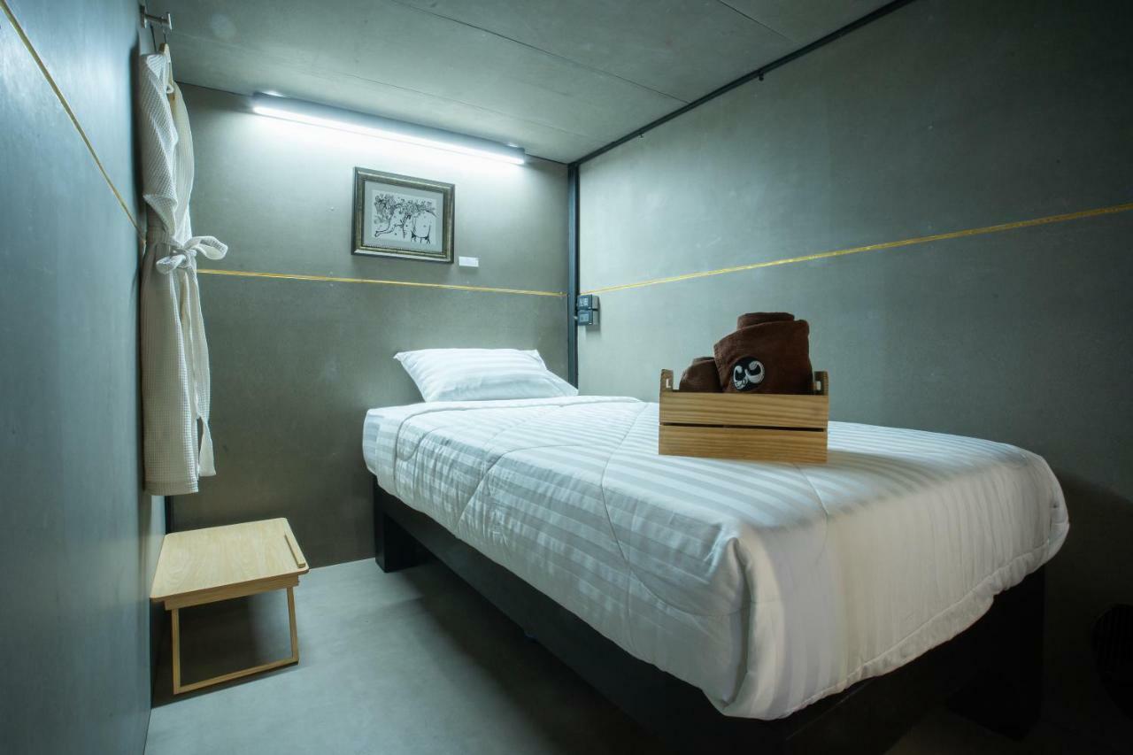 Third Rock Hostel バンコク都 エクステリア 写真