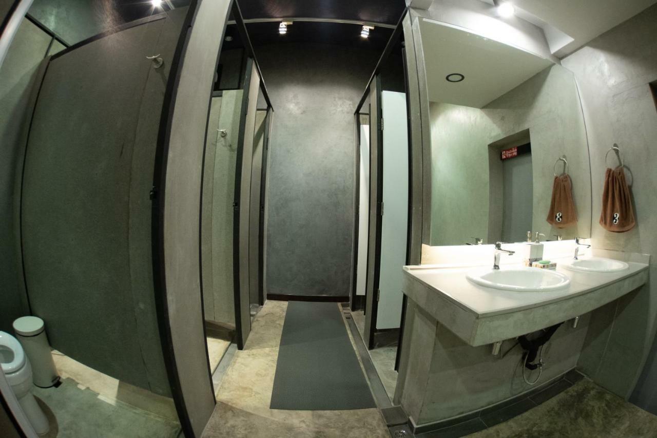 Third Rock Hostel バンコク都 エクステリア 写真