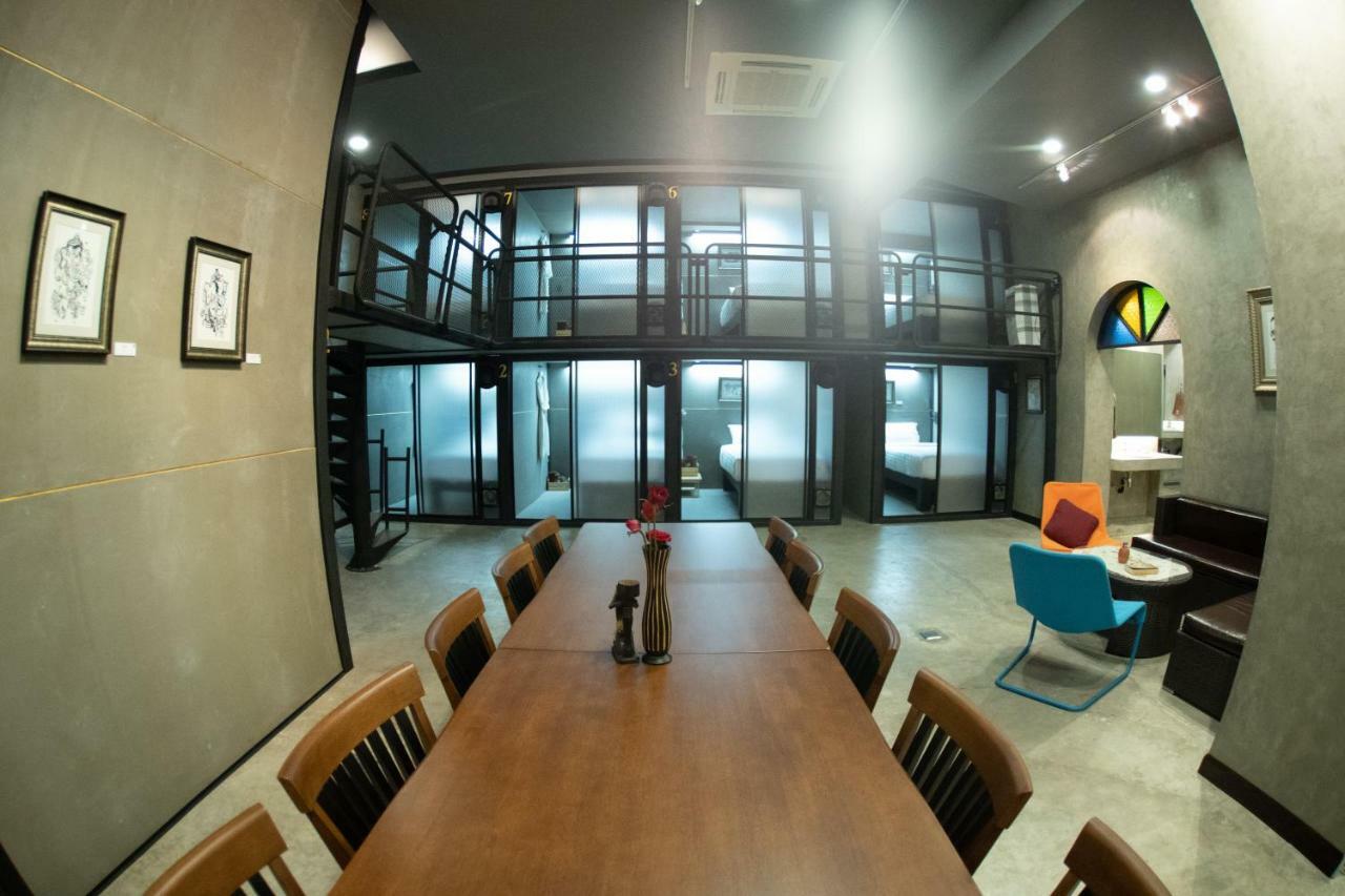 Third Rock Hostel バンコク都 エクステリア 写真