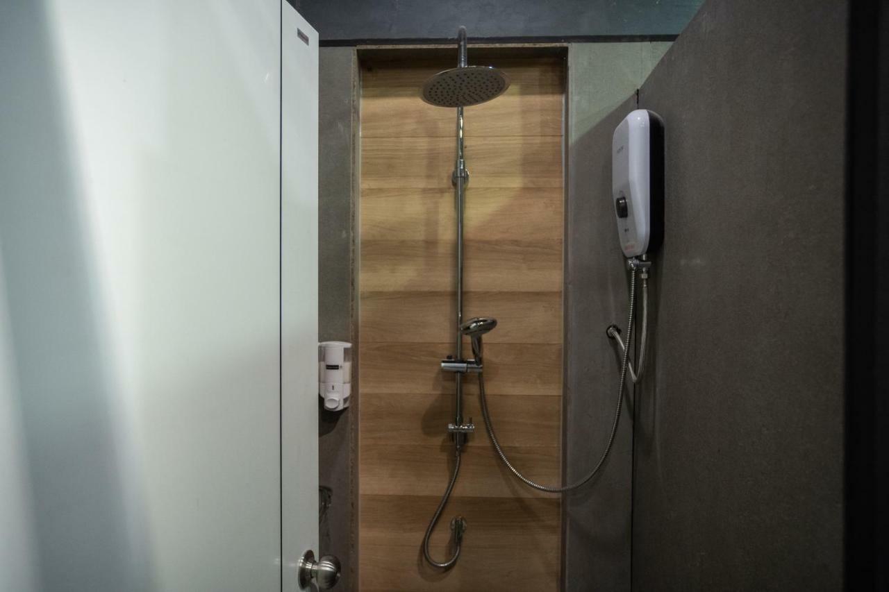 Third Rock Hostel バンコク都 エクステリア 写真