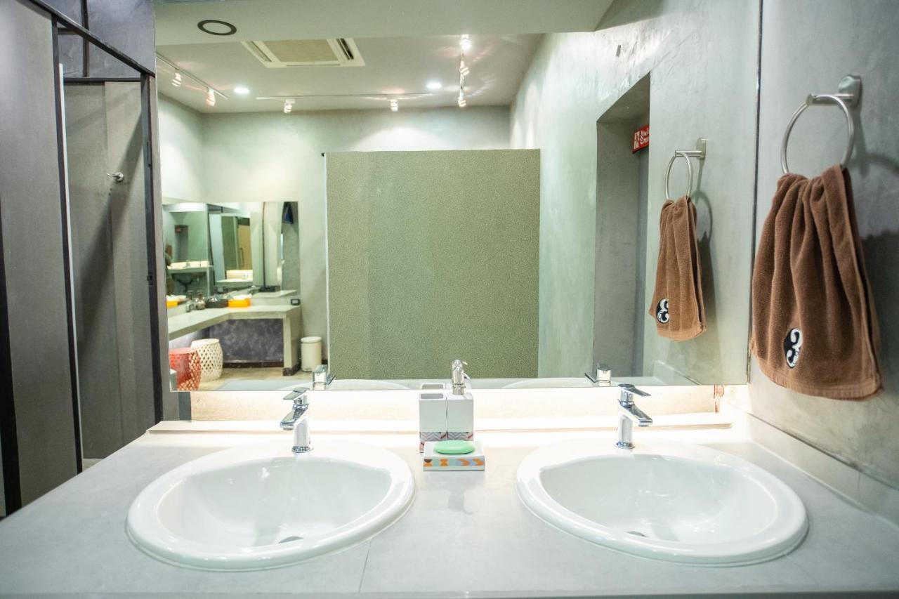 Third Rock Hostel バンコク都 エクステリア 写真
